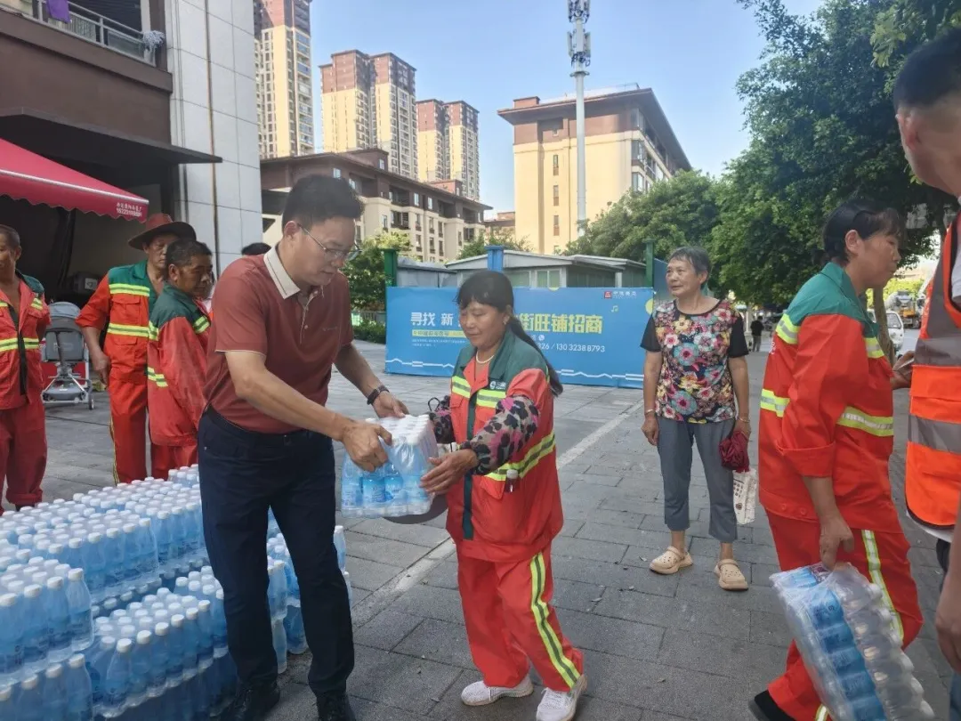 盛夏送清凉 关怀暖一线｜商会会员、重庆天美水业副总经理朱昌献慰问环卫、物业基层工作者